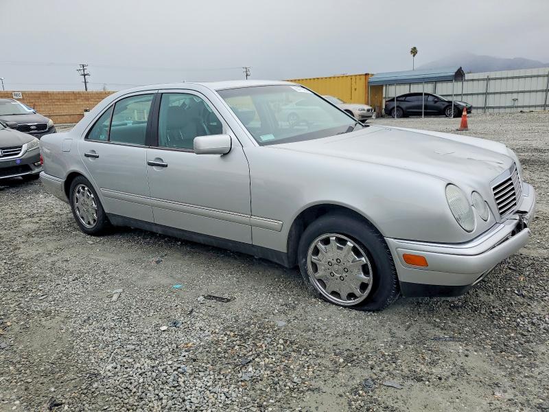 Photo 4 from auction – 1999 MERCEDES-BENZ E 320 with VIN WDBJF65H4XA762819