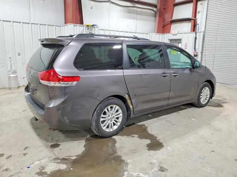 Photo 3 from auction – 2012 TOYOTA SIENNA XLE with VIN 5TDYK3DC4CS260227