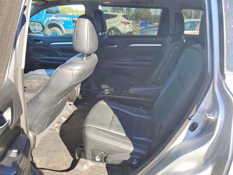 Photo 11 from auction – 2018 TOYOTA HIGHLANDER with VIN 5TDKZRFH4JS546931