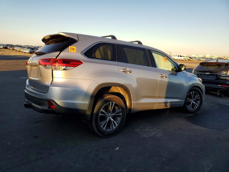 Photo 3 from auction – 2018 TOYOTA HIGHLANDER with VIN 5TDBZRFH2JS822202