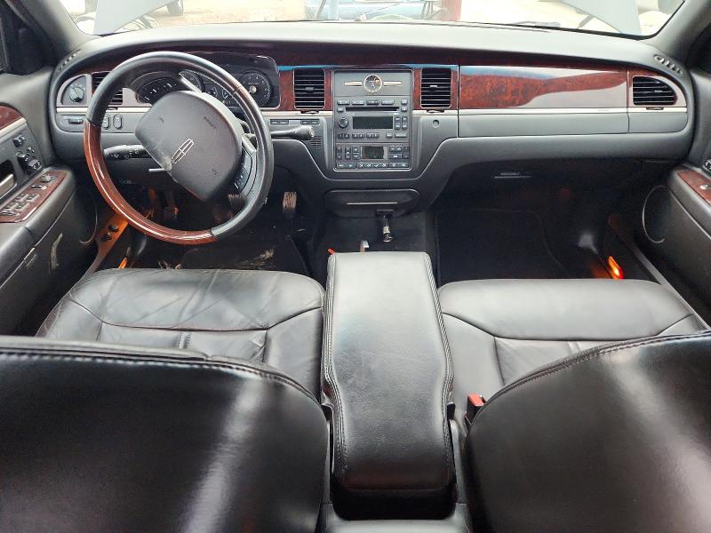 Photo 8 from auction – 2008 LINCOLN TOWN CAR S with VIN 2LNHM85V08X657609