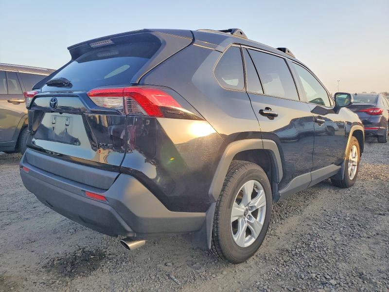 Photo 3 from auction – 2019 TOYOTA RAV4 XLE with VIN JTMW1RFV9KD024369