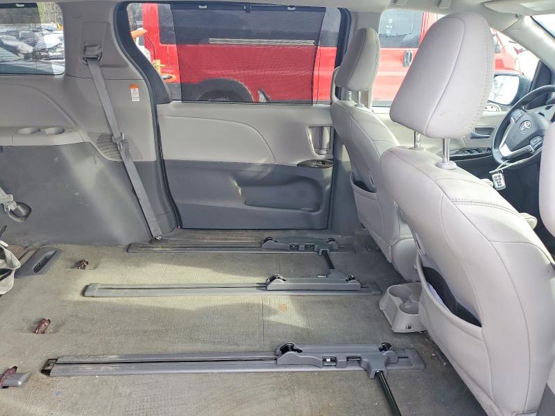 Photo 11 from auction – 2018 TOYOTA SIENNA XLE with VIN 5TDDZ3DC7JS194487