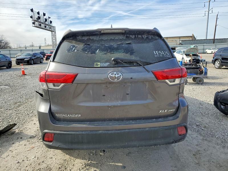 Photo 6 from auction – 2018 TOYOTA HIGHLANDER with VIN 5TDJZRFH2JS545627