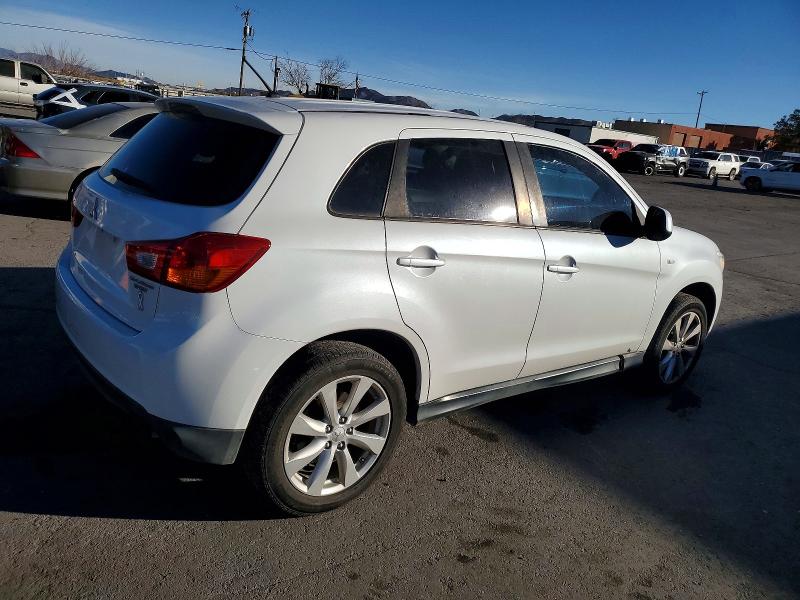 Photo 3 from auction – 2015 MITSUBISHI OUTLANDER with VIN 4A4AR3AU5FE040883