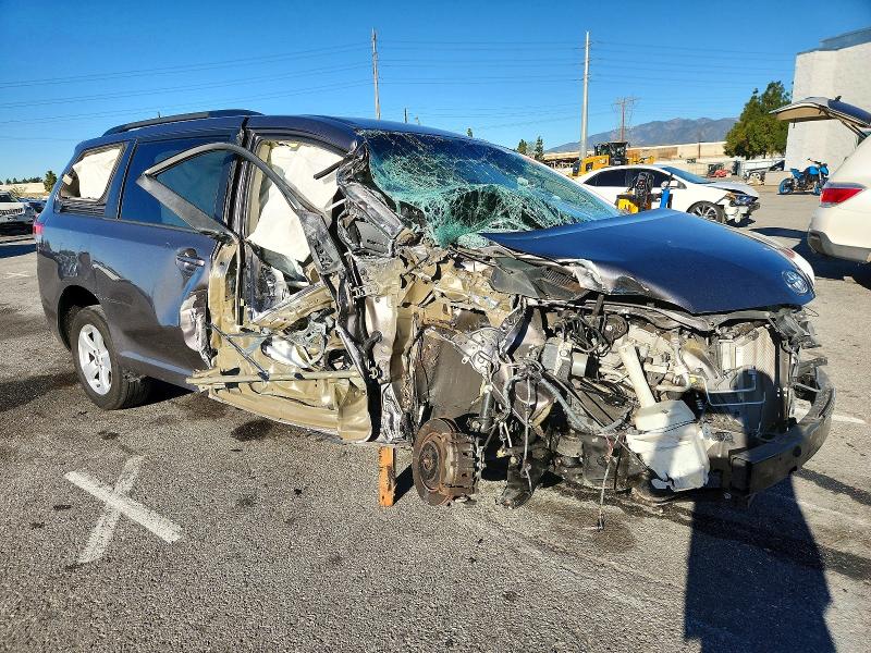 Photo 4 from auction – 2014 TOYOTA SIENNA with VIN 5TDKK3DC8ES504597