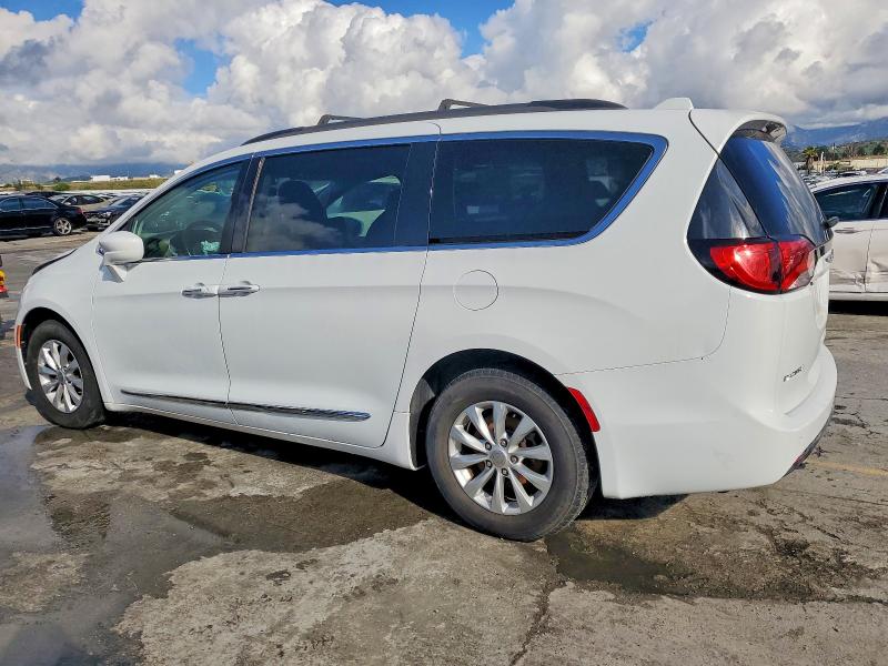Photo 2 from auction – 2017 CHRYSLER PACIFICA with VIN 2C4RC1BG2HR564569