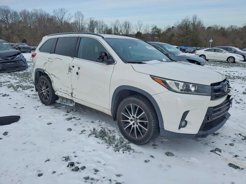 Photo 4 from auction – 2018 TOYOTA HIGHLANDER with VIN 5TDJZRFH9JS808373
