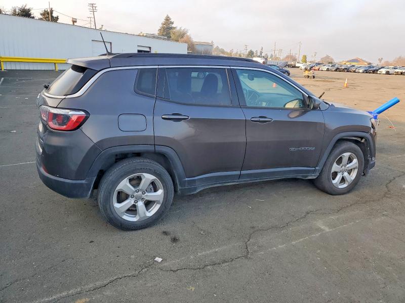 Photo 3 from auction – 2020 JEEP COMPASS with VIN 3C4NJDBB4LT131982
