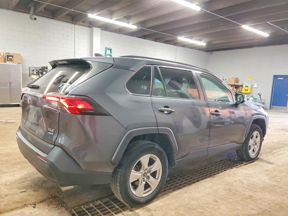Photo 3 from auction – 2019 TOYOTA RAV4 XLE with VIN 2T3P1RFV3KC035490