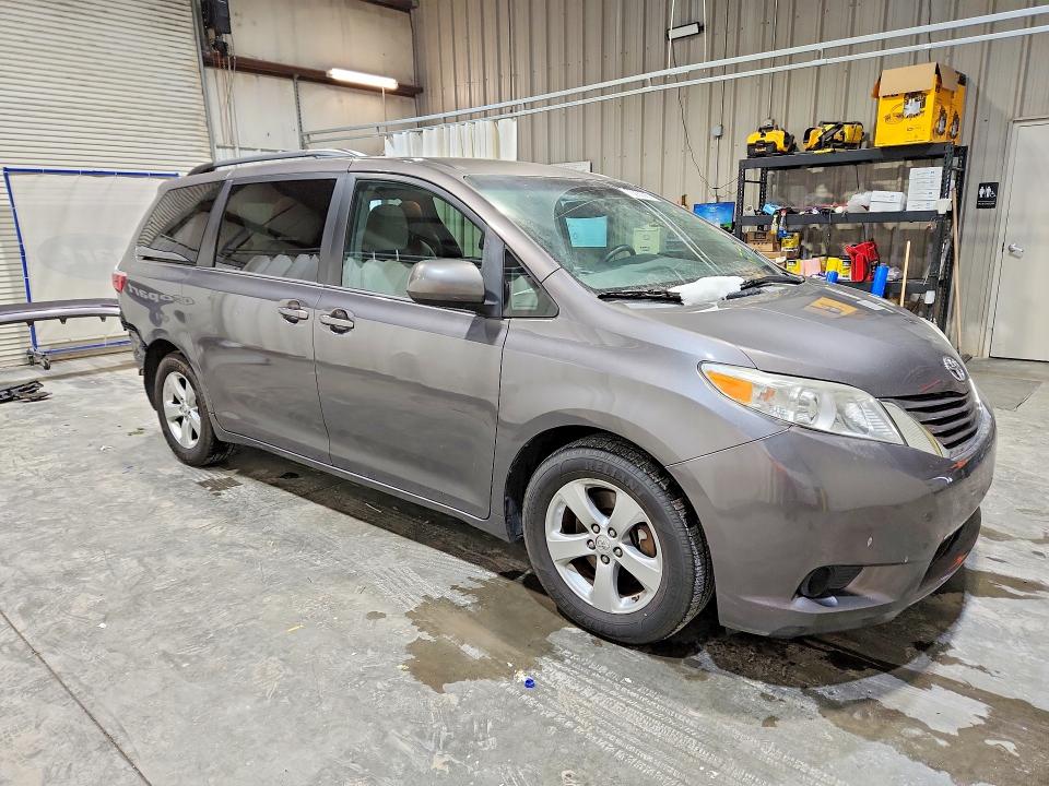 Photo 4 from auction – 2016 TOYOTA SIENNA LE with VIN 5TDKK3DC1GS727504