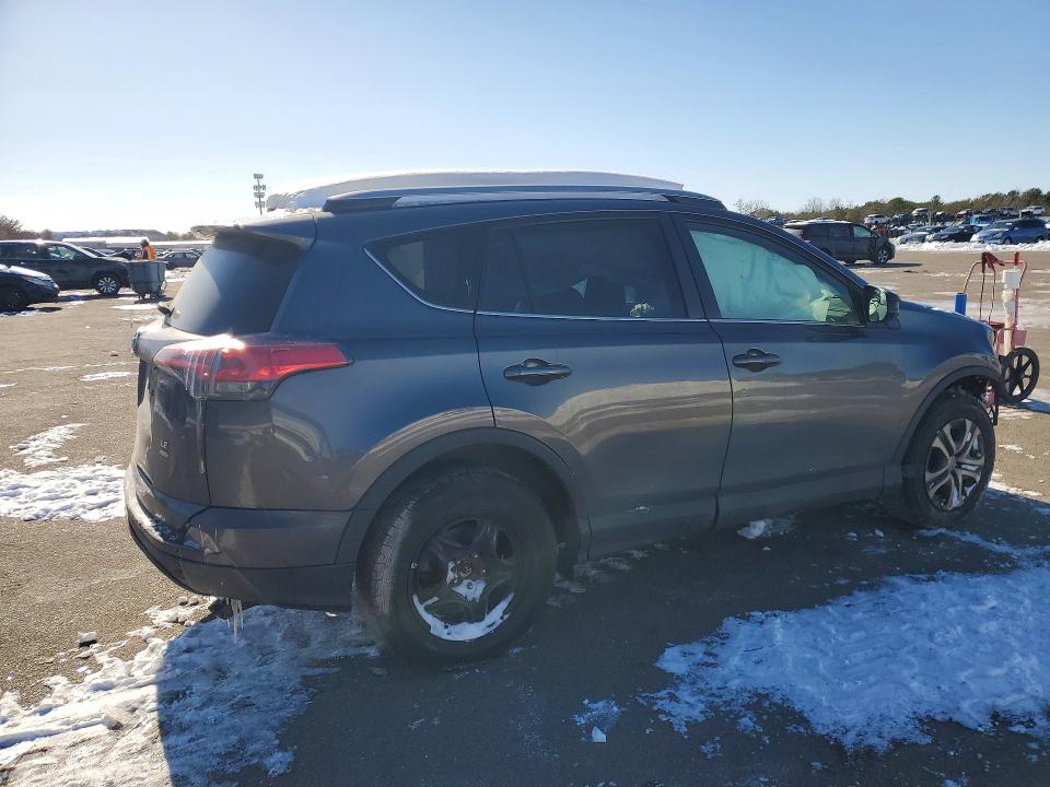 Фото 3 с аукциона – 2018 TOYOTA RAV4 с VIN 2T3BFREV4JW751440