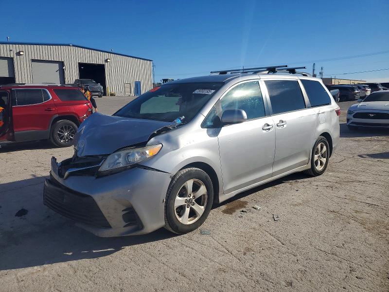 TOYOTA SIENNA 2018 with VIN 5TDKZ3DC3JS909479 - Photo from auction
