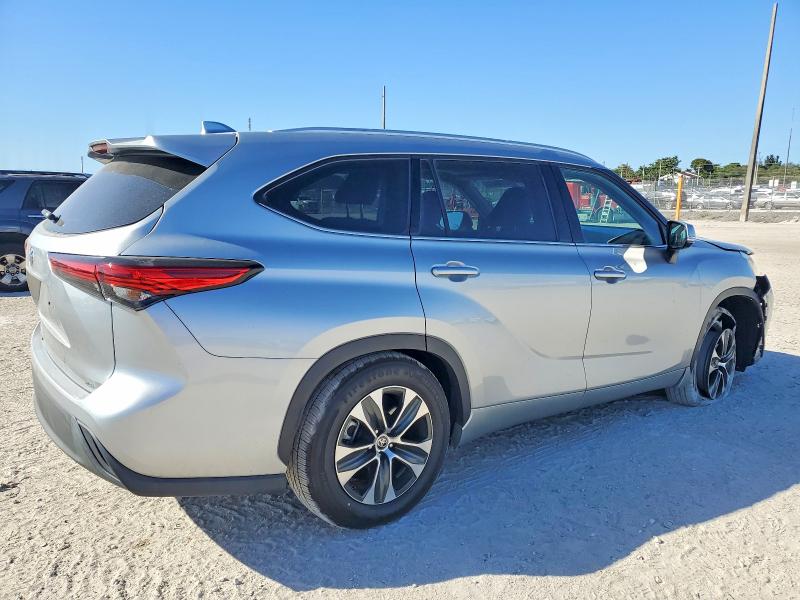Photo 3 from auction – 2022 TOYOTA HIGHLANDER with VIN 5TDGZRAH4NS124757