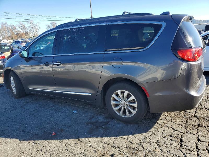 Photo 2 from auction – 2017 CHRYSLER PACIFICA with VIN 2C4RC1BG6HR569452