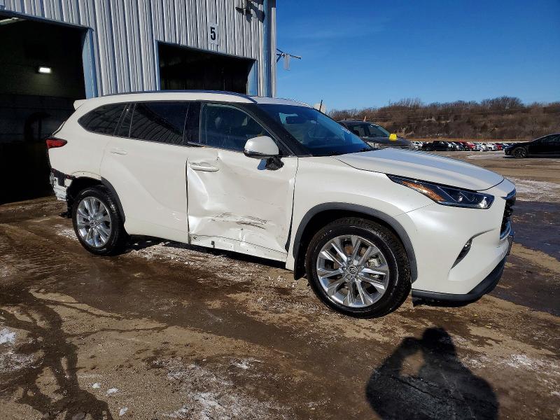 Photo 4 from auction – 2021 TOYOTA HIGHLANDER with VIN 5TDDZRBH1MS065618