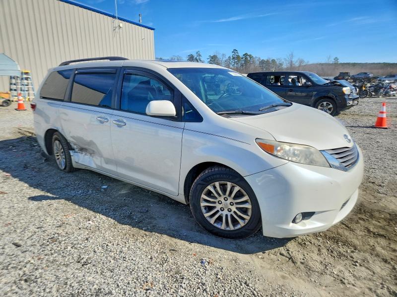 Photo 4 from auction – 2017 TOYOTA SIENNA with VIN 5TDYZ3DC0HS839203