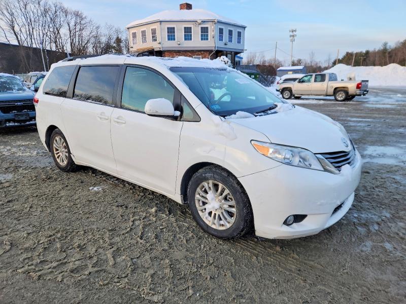 Photo 4 from auction – 2011 TOYOTA SIENNA XLE with VIN 5TDYK3DCXBS158624