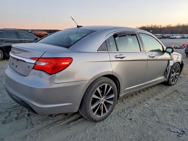Photo 3 from auction – 2013 CHRYSLER 200 LIMITE with VIN 1C3CCBCG8DN555395