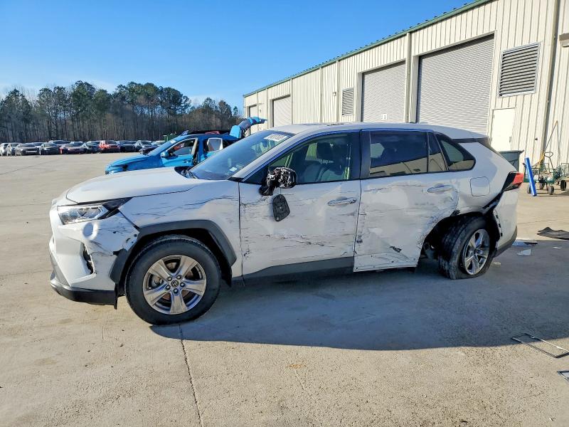 TOYOTA RAV4 XLE 2019 with VIN JTMW1RFV0KD033929 - Photo from auction