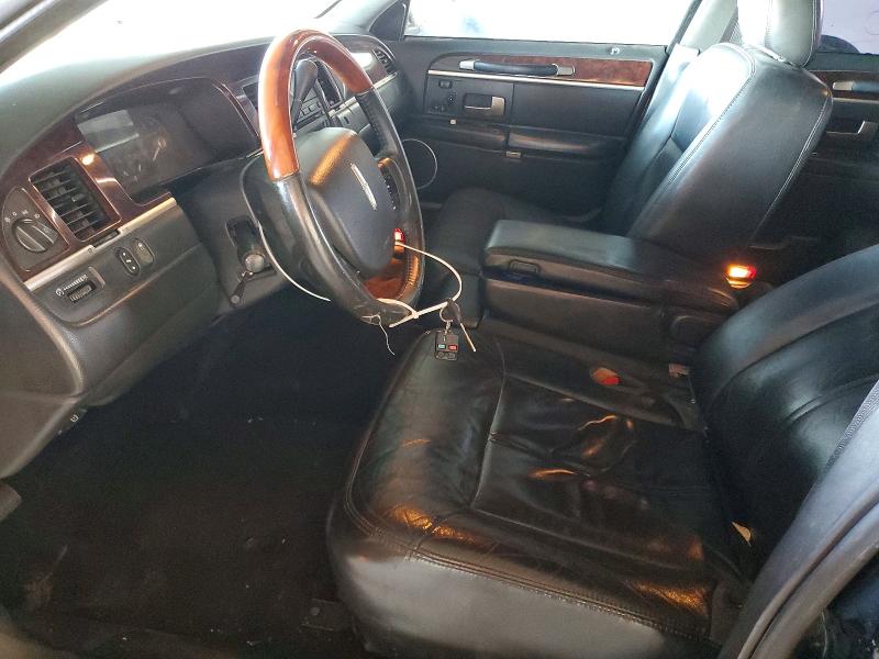 Photo 7 from auction – 2010 LINCOLN TOWN CAR S with VIN 2LNBL8CV2AX615637
