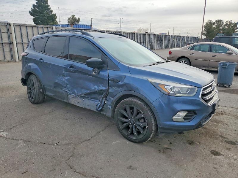 Photo 4 from auction – 2018 FORD ESCAPE with VIN 1FMCU9HD7JUC48443