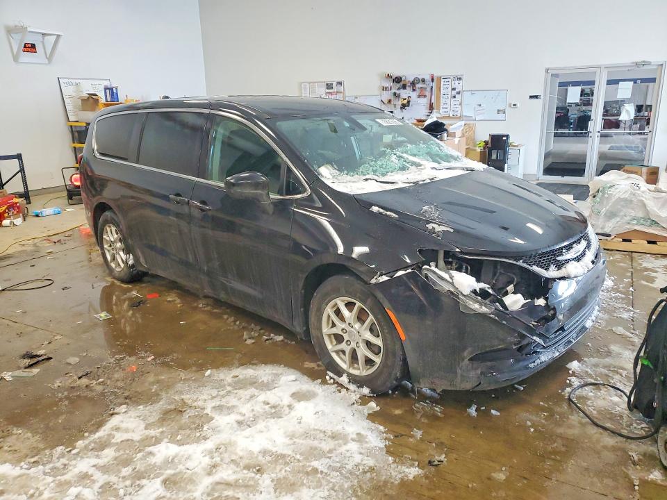 Photo 4 from auction – 2017 CHRYSLER PACIFICA T with VIN 2C4RC1DG0HR638357