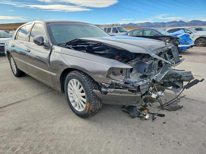 Photo 4 from auction – 2003 LINCOLN TOWN CAR with VIN 1LNHM81W33Y621145