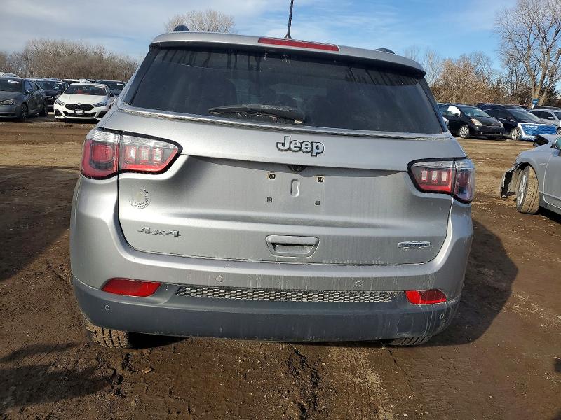 Photo 6 from auction – 2018 JEEP COMPASS with VIN 3C4NJDBBXJT325218