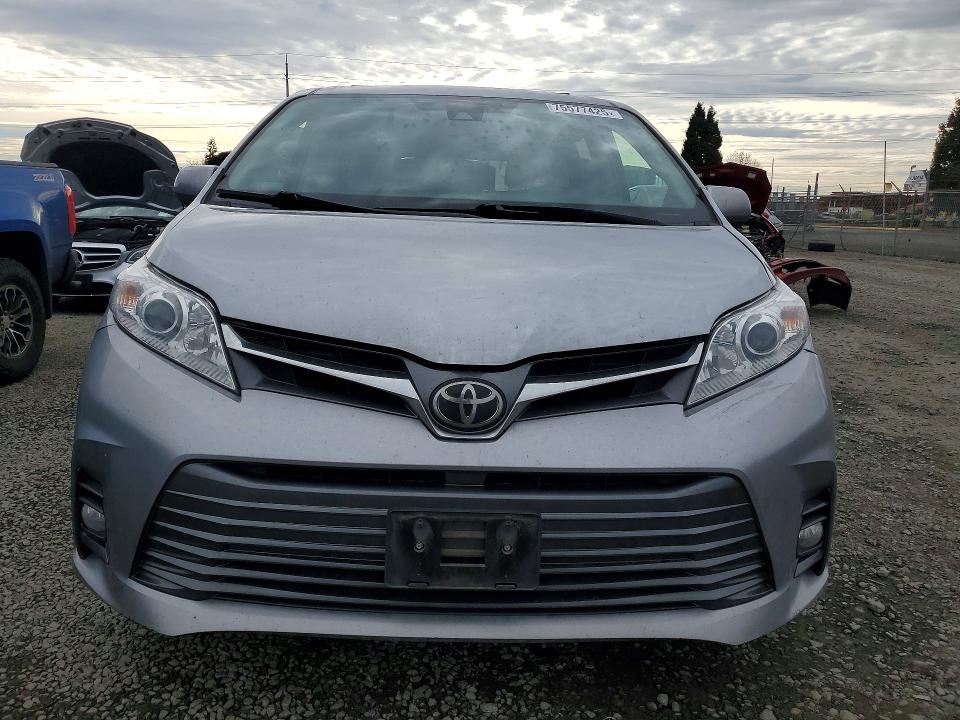 Photo 5 from auction – 2018 TOYOTA SIENNA XLE with VIN 5TDYZ3DC0JS942854