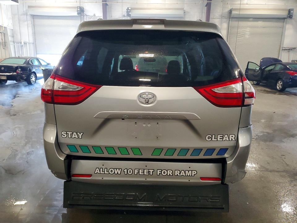 Photo 6 from auction – 2018 TOYOTA SIENNA LE with VIN 5TDKZ3DC8JS903175