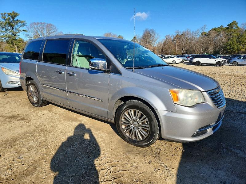 Photo 4 from auction – 2014 CHRYSLER TOWN & COU with VIN 2C4RC1CG1ER147955