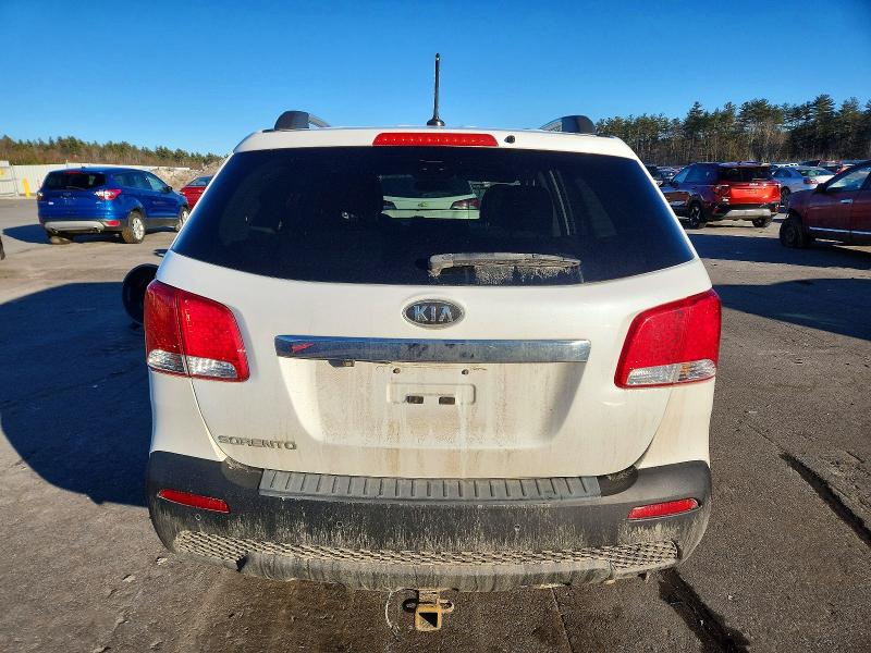 Photo 6 from auction – 2013 KIA SORENTO LX with VIN 5XYKTCA60DG326143