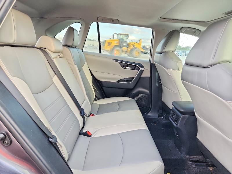 Photo 11 from auction – 2021 TOYOTA RAV4 with VIN 2T3C1RFV5MC127427