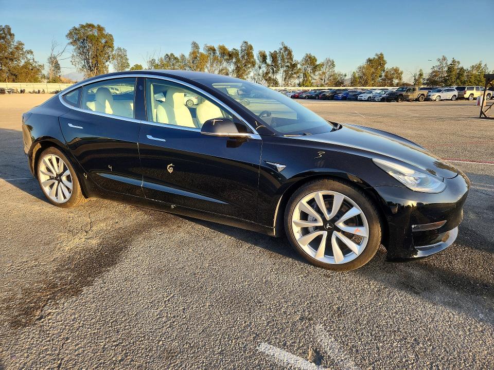 Photo 4 from auction – 2018 TESLA MODEL 3 with VIN 5YJ3E1EB2JF147888