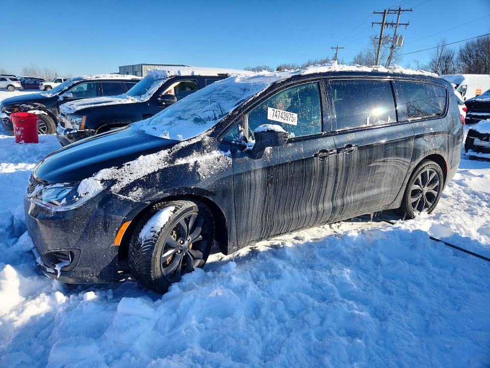 CHRYSLER PACIFICA 2019 with VIN 2C4RC1EG5KR549101 - Photo from auction