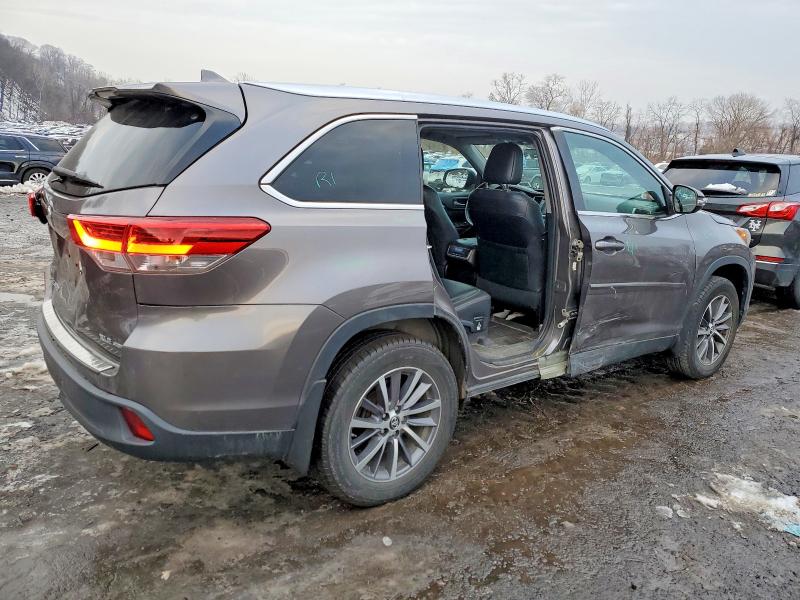 Photo 3 from auction – 2019 TOYOTA HIGHLANDER with VIN 5TDJZRFH9KS570025