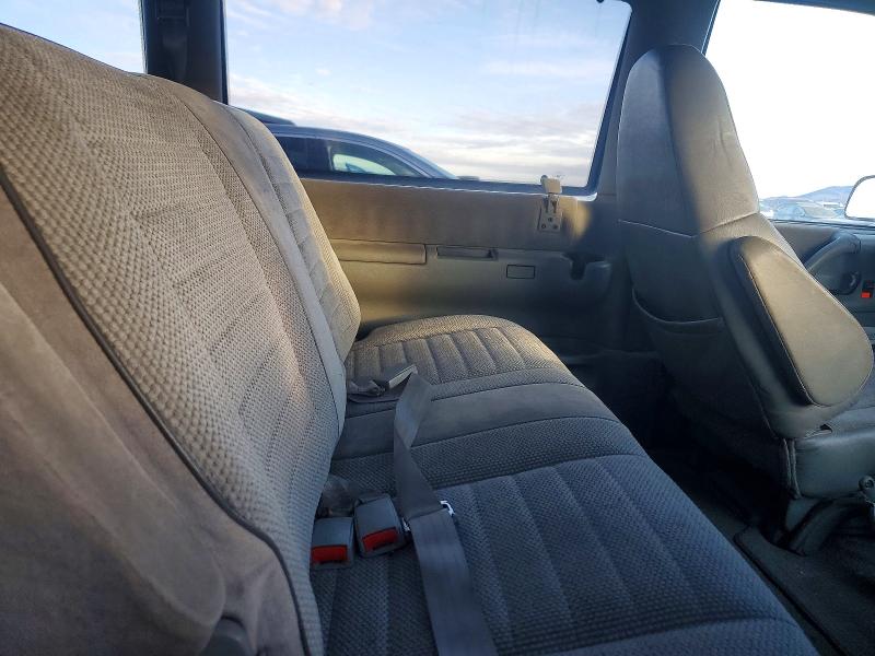 Photo 11 from auction – 2000 CHEVROLET ASTRO with VIN 1GNEL19W4YB102645
