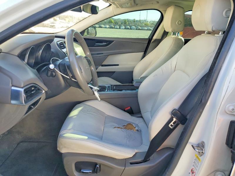 Photo 7 from auction – 2019 JAGUAR XE with VIN SAJAR4FX1KCP49673