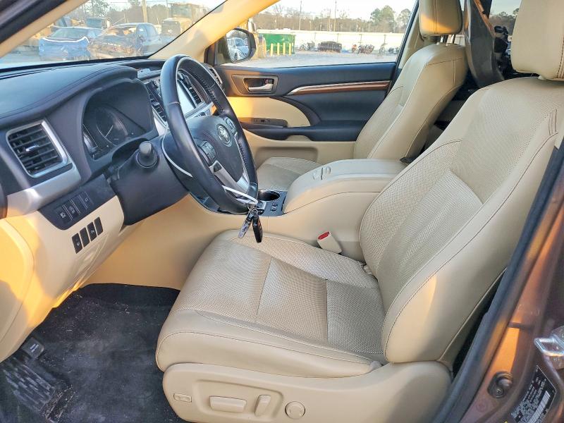 Photo 7 from auction – 2017 TOYOTA HIGHLANDER with VIN 5TDYZRFH1HS234327