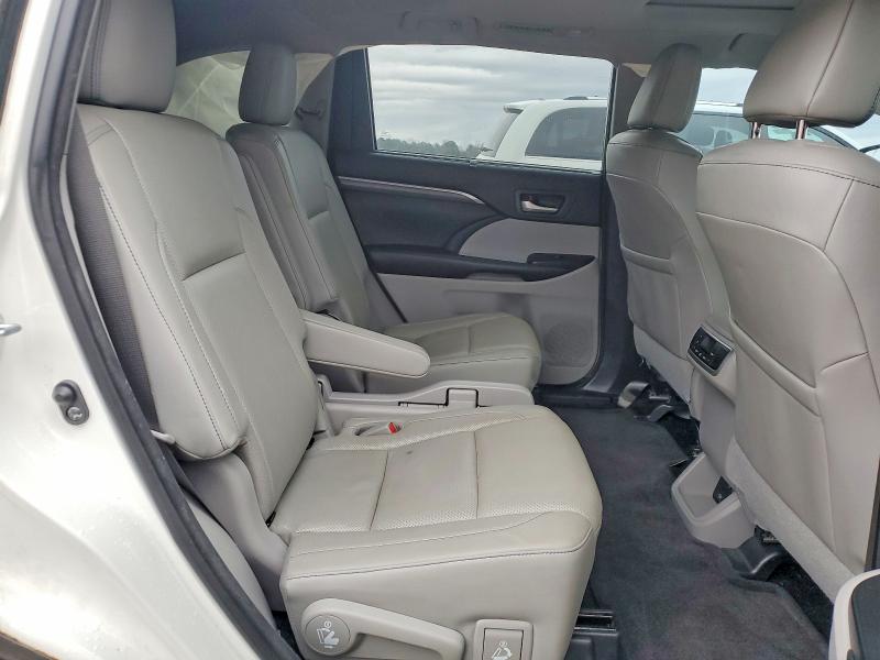 Photo 11 from auction – 2018 TOYOTA HIGHLANDER with VIN 5TDYZRFH6JS259021