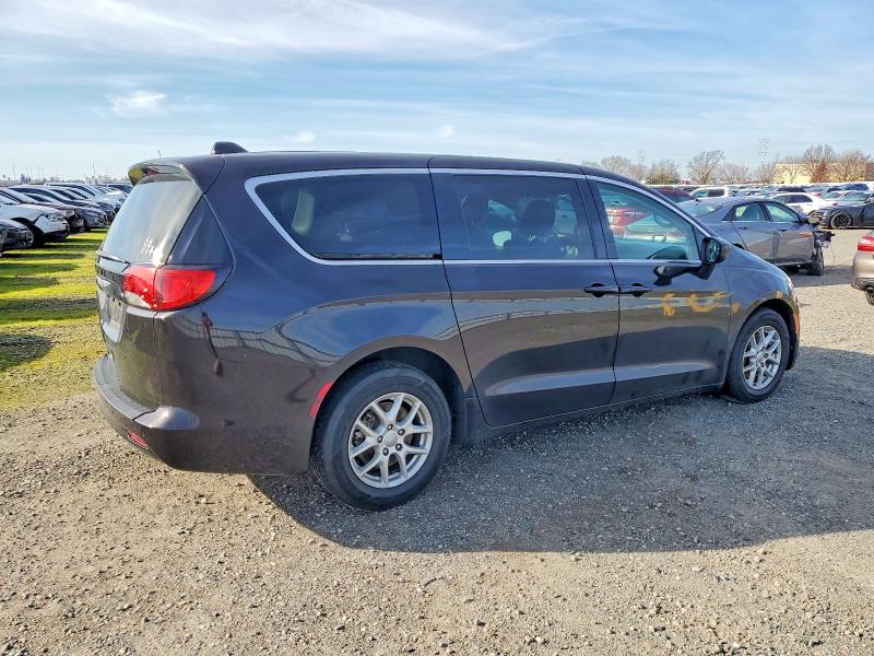 Photo 3 from auction – 2017 CHRYSLER PACIFICA T with VIN 2C4RC1DG2HR551883