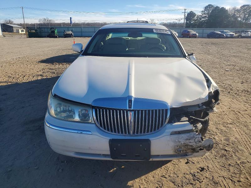 Photo 5 from auction – 2002 LINCOLN TOWN CAR C with VIN 1LNHM83W92Y647177