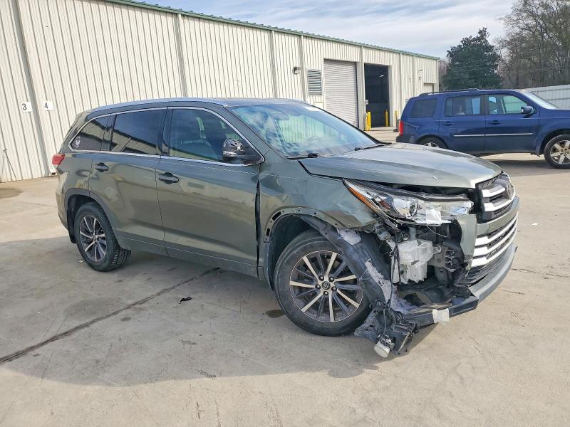 Фото 4 с аукциона – 2018 TOYOTA HIGHLANDER с VIN 5TDJZRFH5JS857599