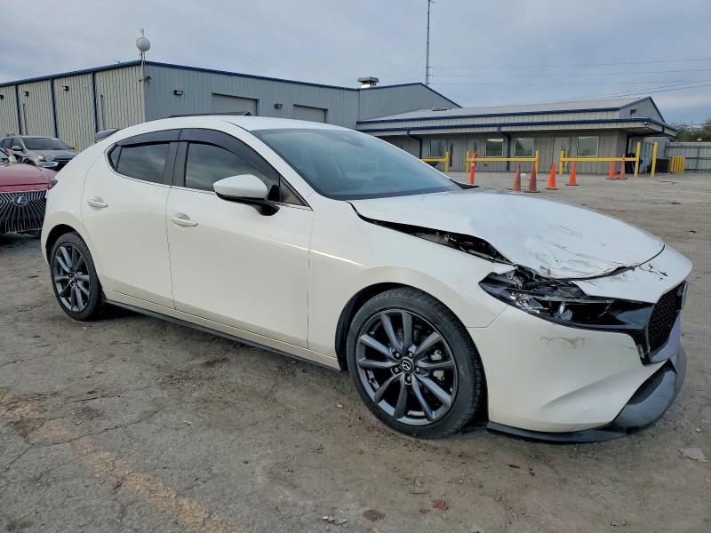 Photo 4 from auction – 2019 MAZDA 3 with VIN JM1BPAJM6K1132141