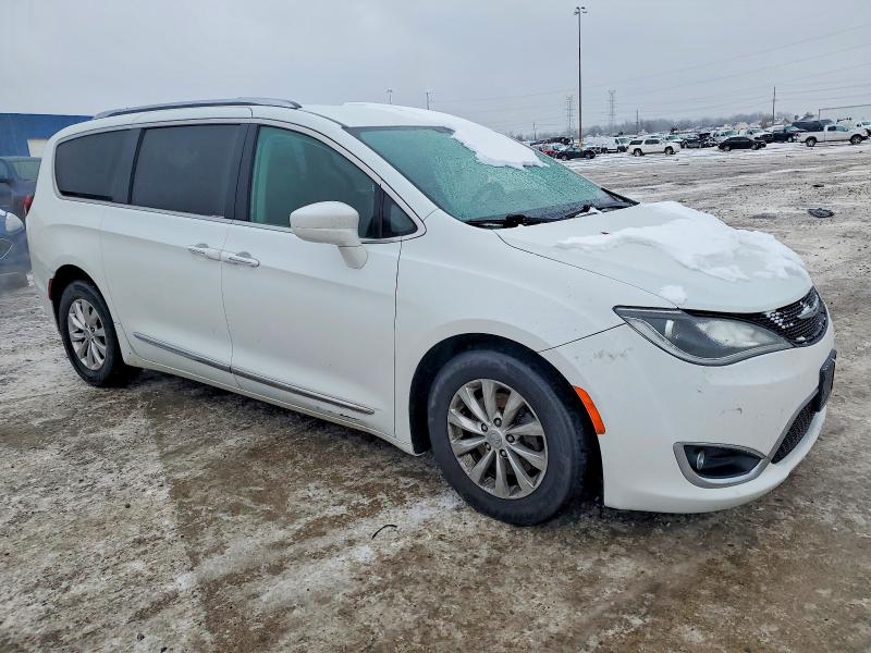 Photo 4 from auction – 2019 CHRYSLER PACIFICA with VIN 2C4RC1BG1JR154979