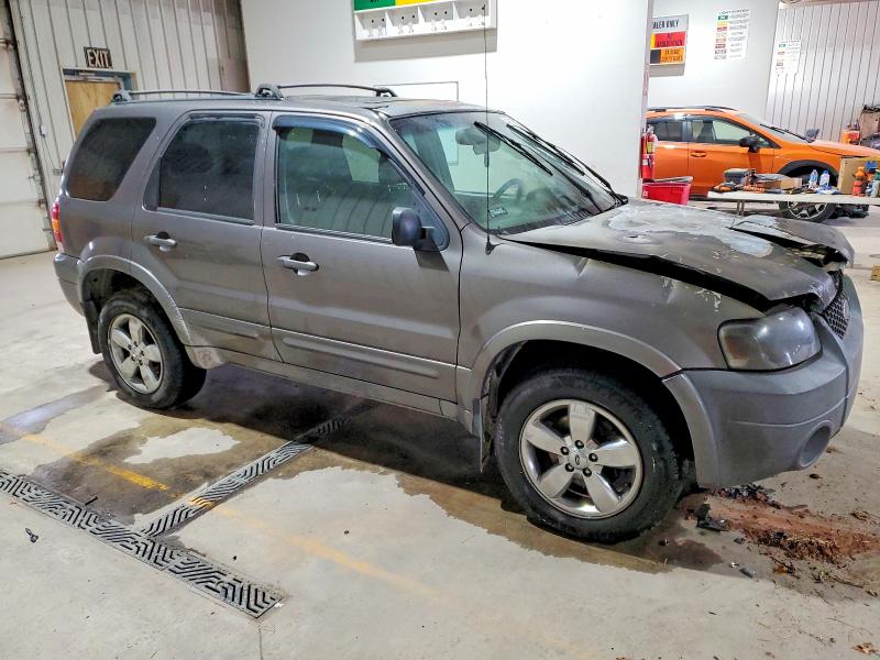 Photo 4 from auction – 2005 FORD ESCAPE LIM with VIN 1FMYU94195KB50260