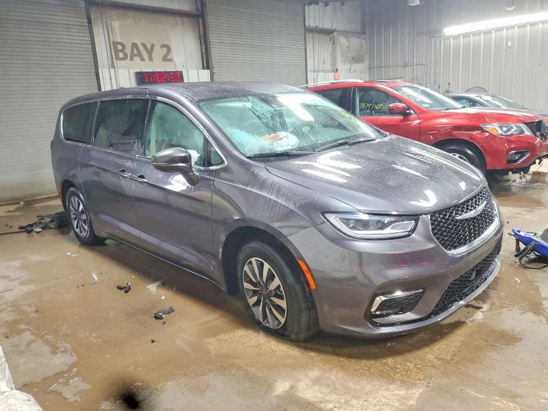 Photo 4 from auction – 2022 CHRYSLER PACIFICA H with VIN 2C4RC1L71NR223044