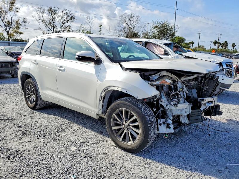 Photo 4 from auction – 2017 TOYOTA HIGHLANDER with VIN 5TDKZRFH4HS215972
