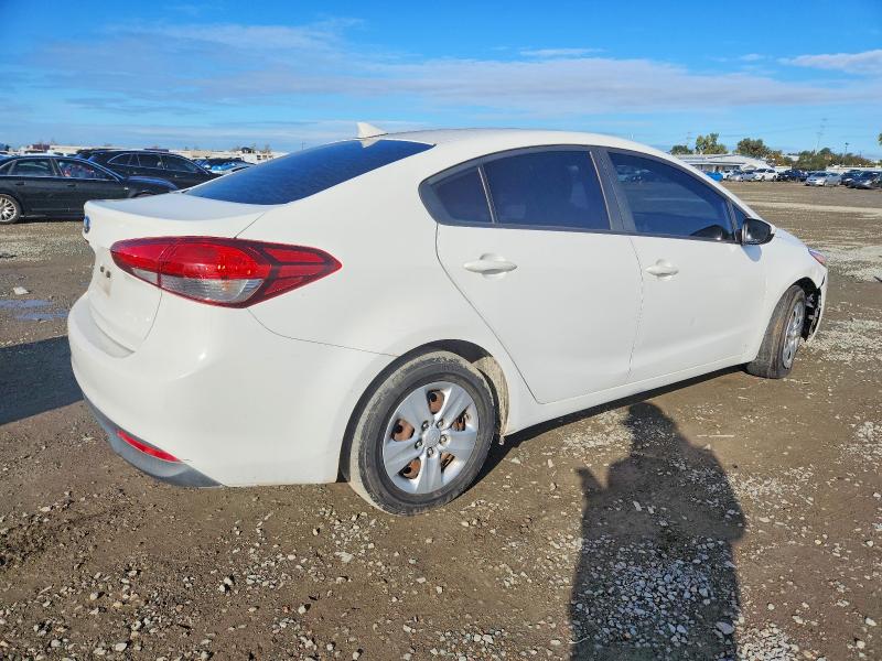 Photo 3 from auction – 2017 KIA FORTE LX with VIN 3KPFK4A70HE078823